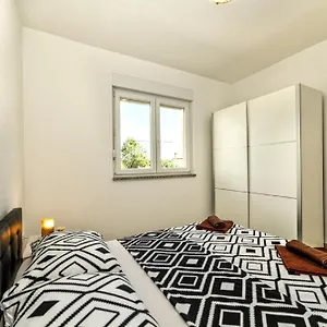 Apartment Una Pola